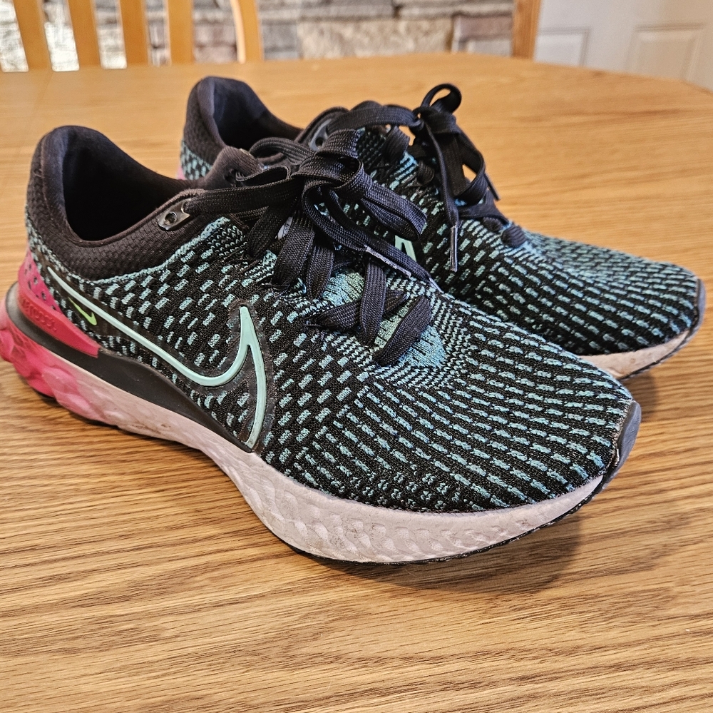 Nike DD 3024-003 women's tennis shoes black, green, pink